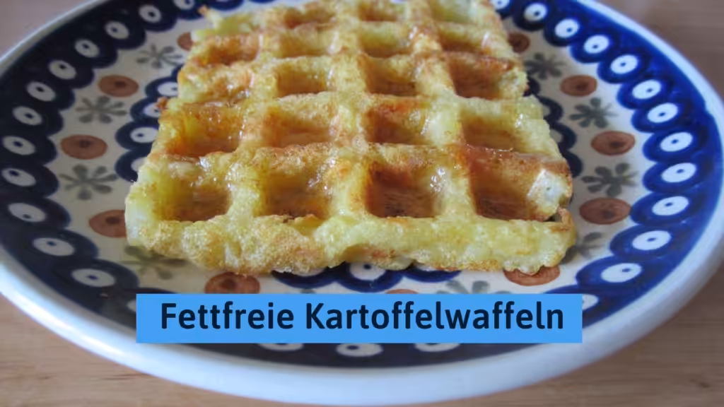 Eine knusprige fettfreie Kartoffelwaffel auf einem blau weißem Teller