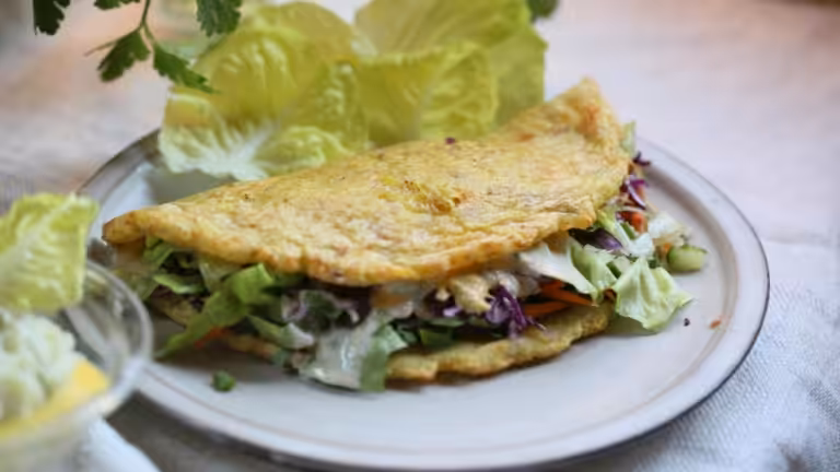 Doner kebab hecho con masa de patata con ensalada en un plato