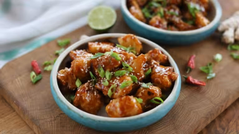 Porción de coliflor pegajosa con sésamo