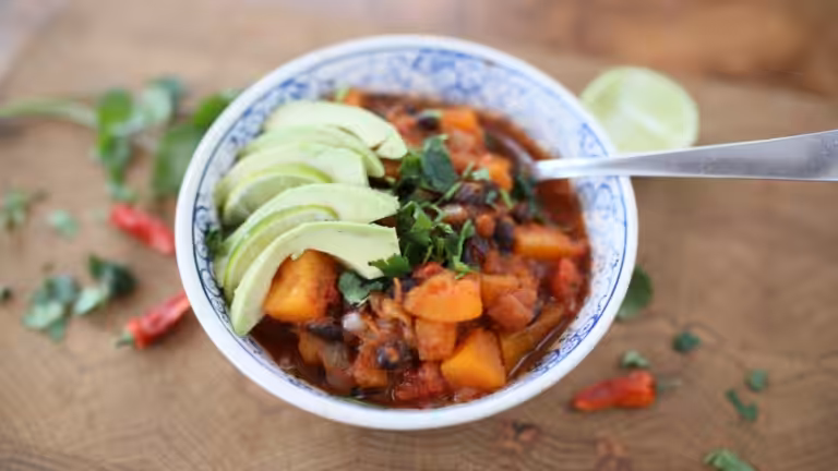 Plato de chile de frijoles negros