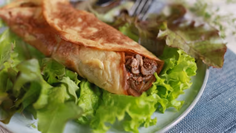 Wraps de champiñones y patatas sobre hojas de lechuga