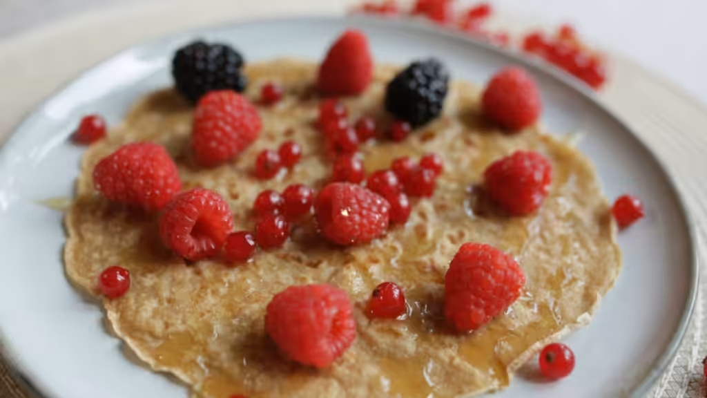 Plato con crepes y frutos rojos