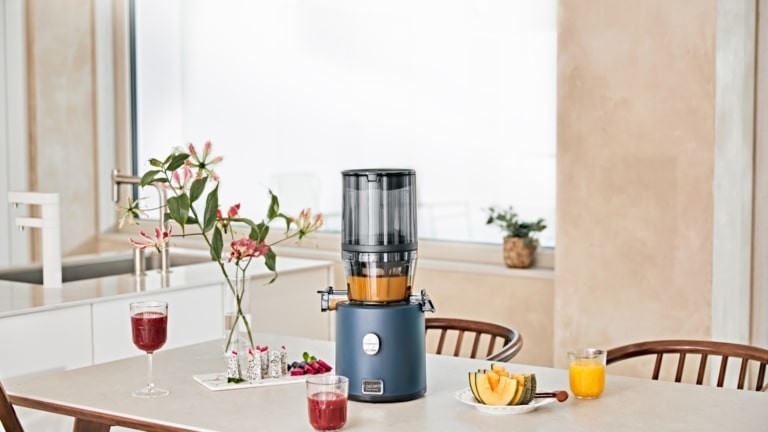 Juicer Hurom 330P on table