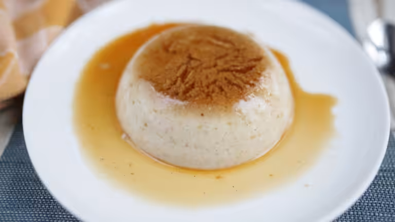 Assiette de service avec crème caramel