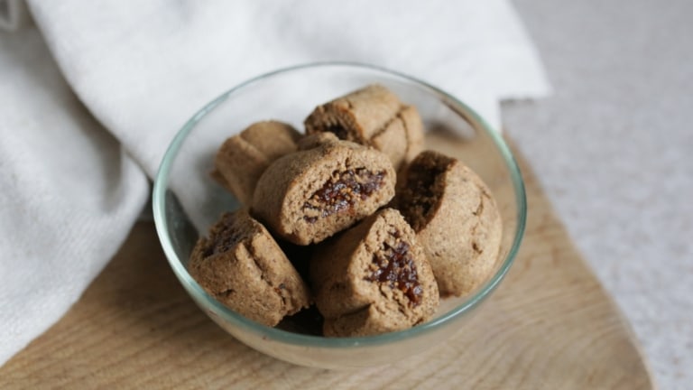Glass bowl with fig cookies