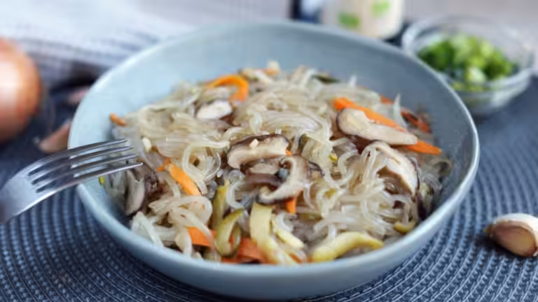 Japchaae sur une assiette bleue