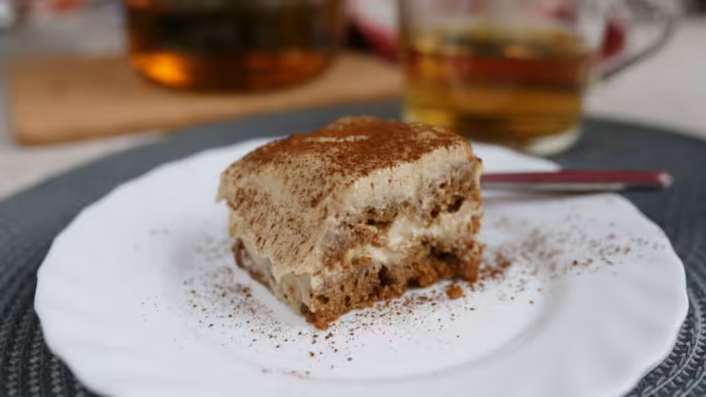 Plato blanco con tiramisú