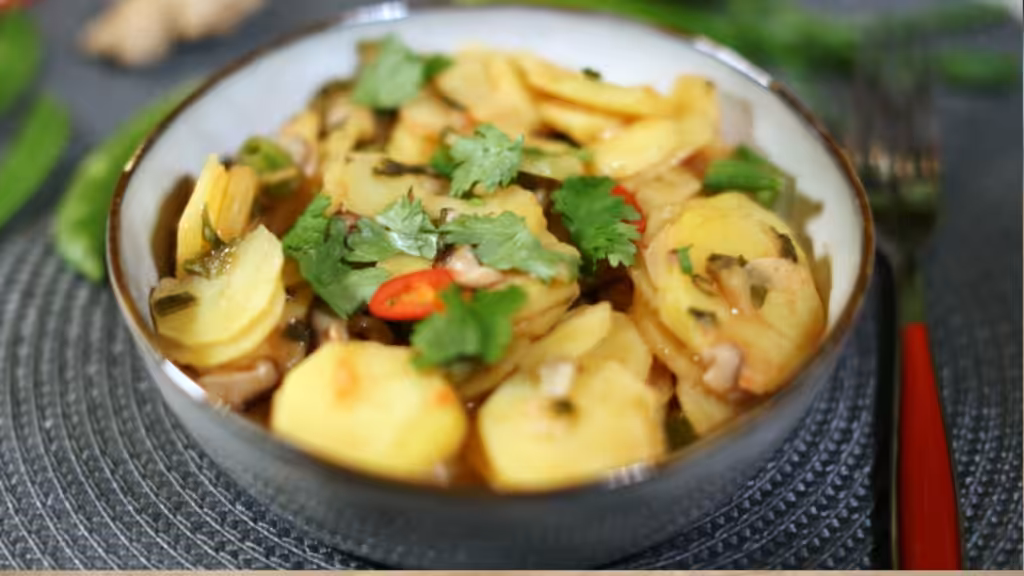 Plato con sartén de patatas asiática