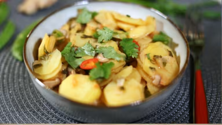 Assiette avec poêle à pommes de terre asiatique