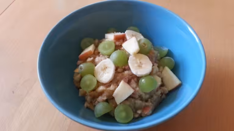 Kom ontbijt met banaan en appel