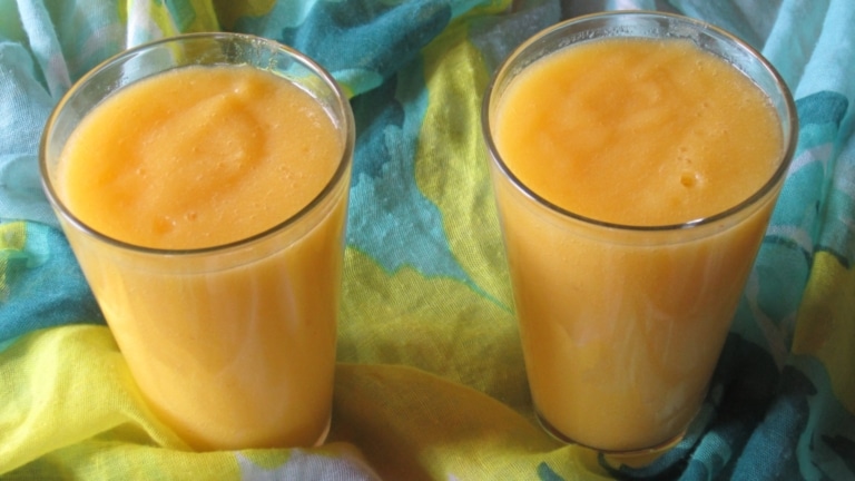 Glazen met mango-ananas-gember smoothie