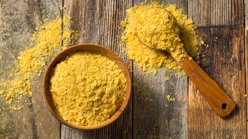 Flocons de levure dans un bol en bois