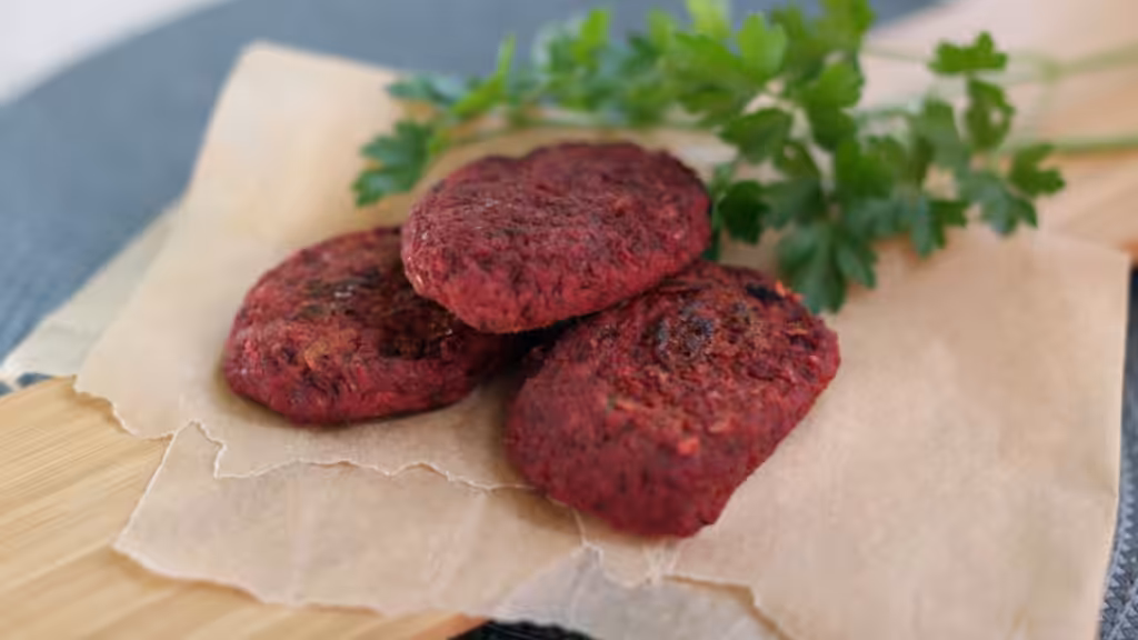 Rote Beete Bratlinge auf Backpapier