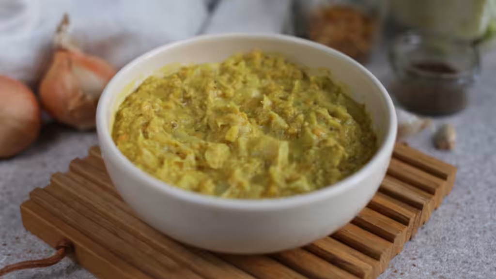 Sartén de lentejas rojas y repollo puntiagudo